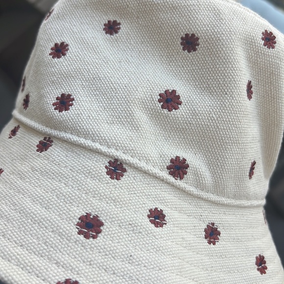 CUTEST HAT EVER - Picture 3 of 3